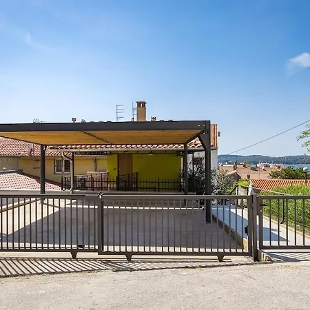 Apartment Brown In Center Pula