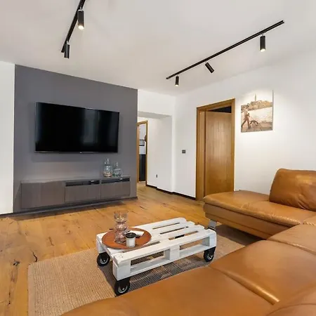 Brown In Center Apartment Pula
