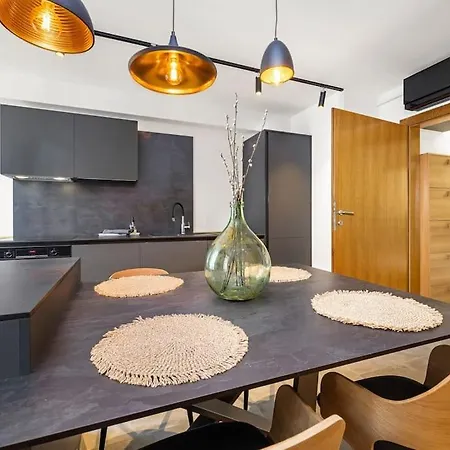 Brown In Center Apartment Pula