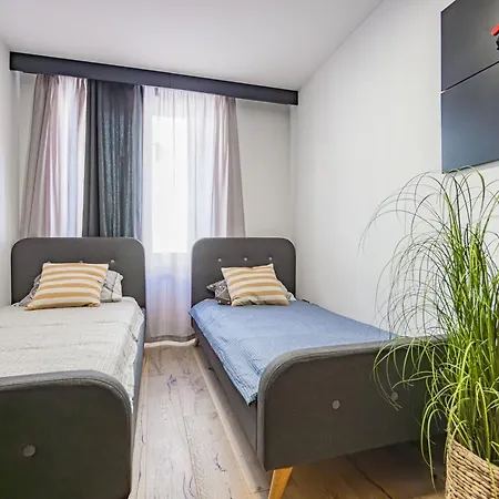 Brown In Center Apartment Pula